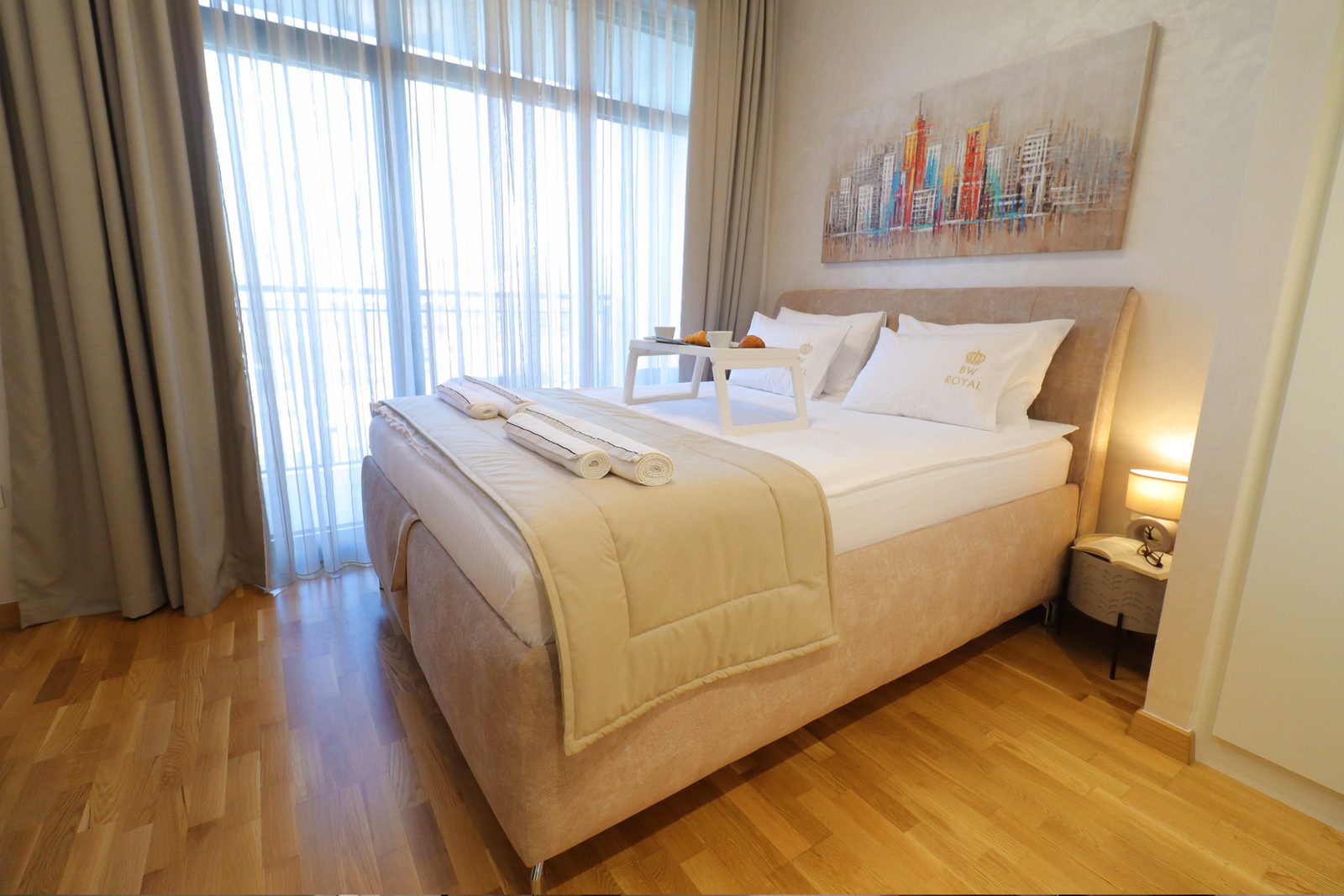 Svetla spavaca soba sa izlazom na balkon u BW Royal apartmanu
