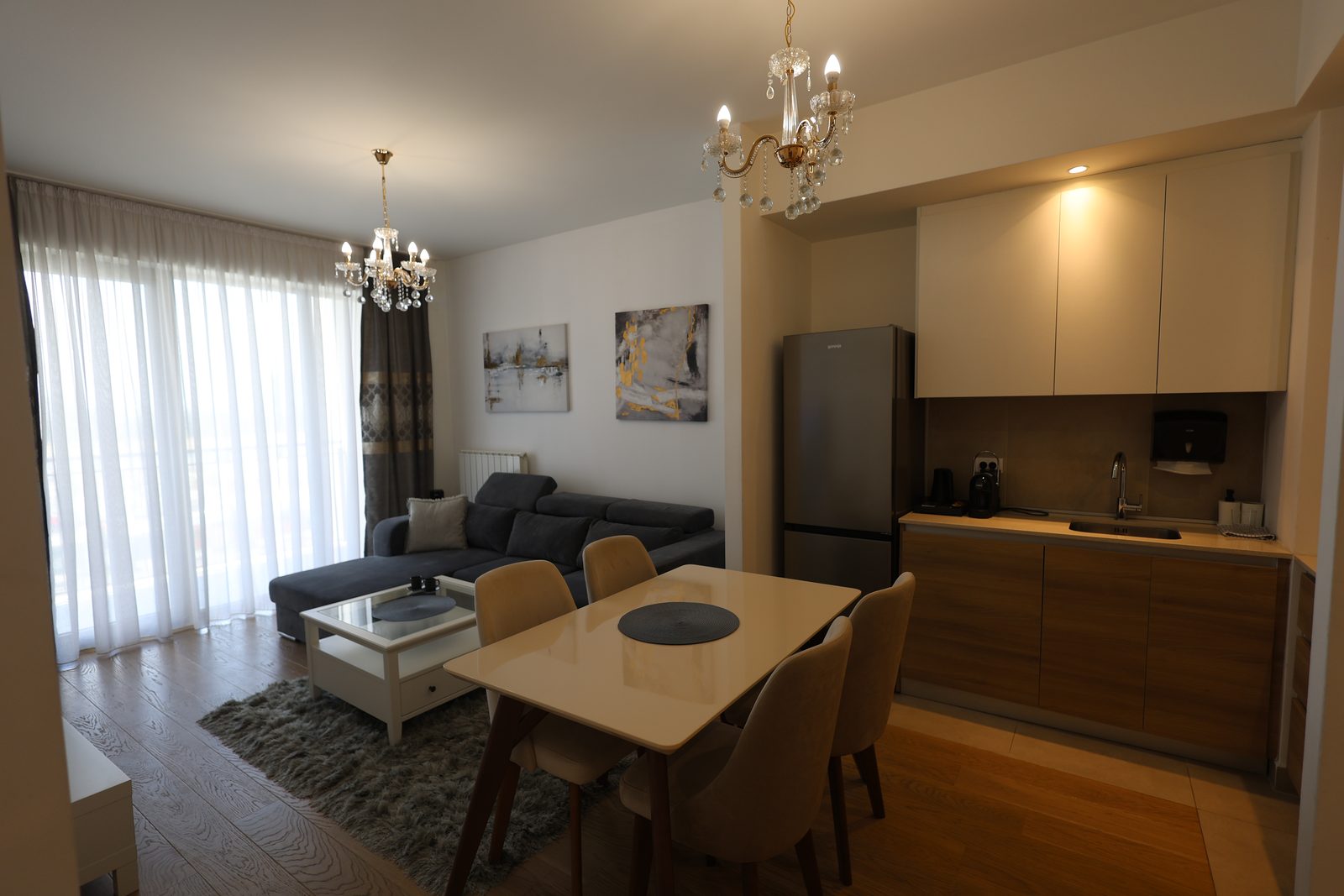 Apartman sa pogledom na grad - dnevni boravak, trpezarija i kuhinja