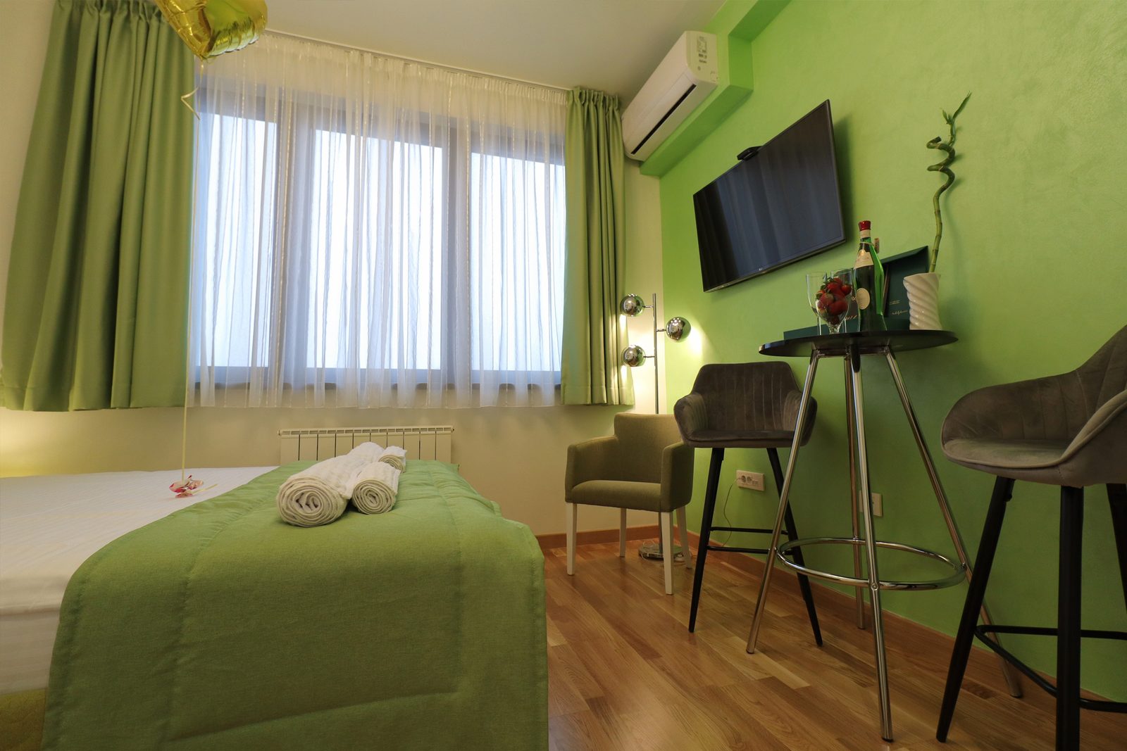 Studio apartman Beograd na vodi – dnevni boravak sa velikim prozorom