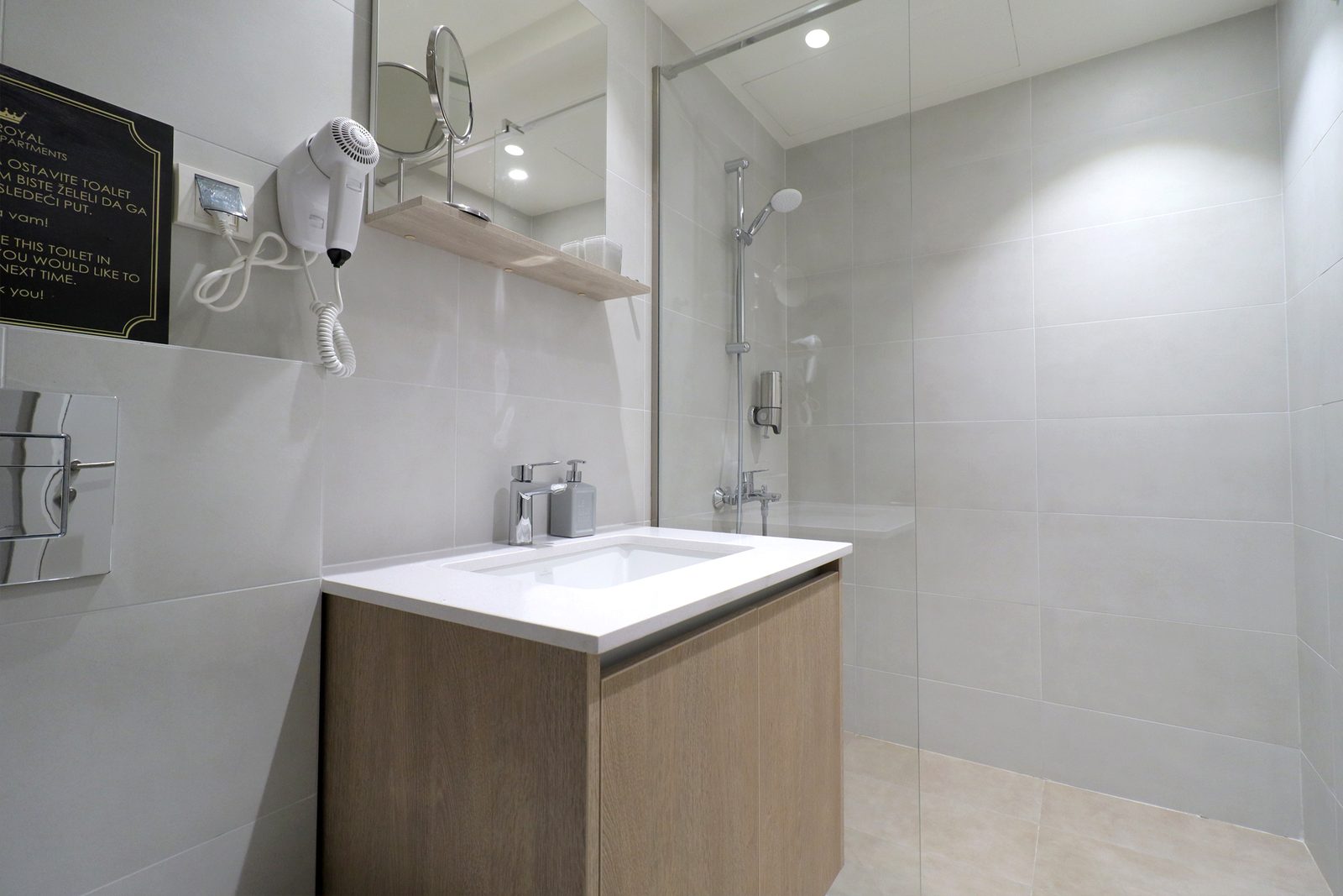 Studio apartman Beograd na vodi – kupatilo sa lavaboom