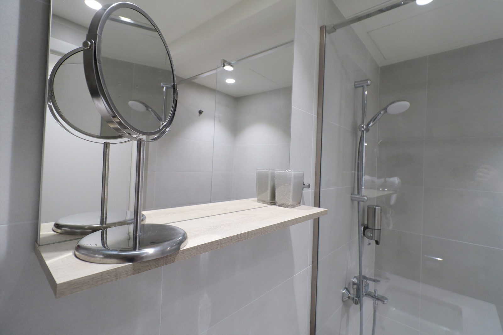 Studio apartman Beograd na vodi – kupatilo sa tuš kabinom