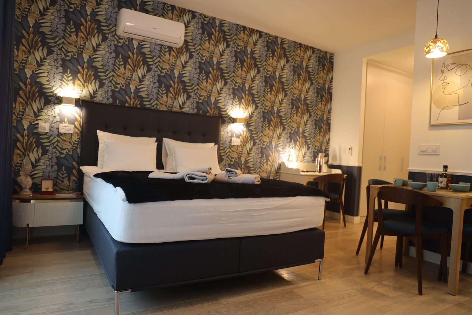 Suite sa pogledom na reku u Beogradu na vodi - spavaci deo i trpezarija