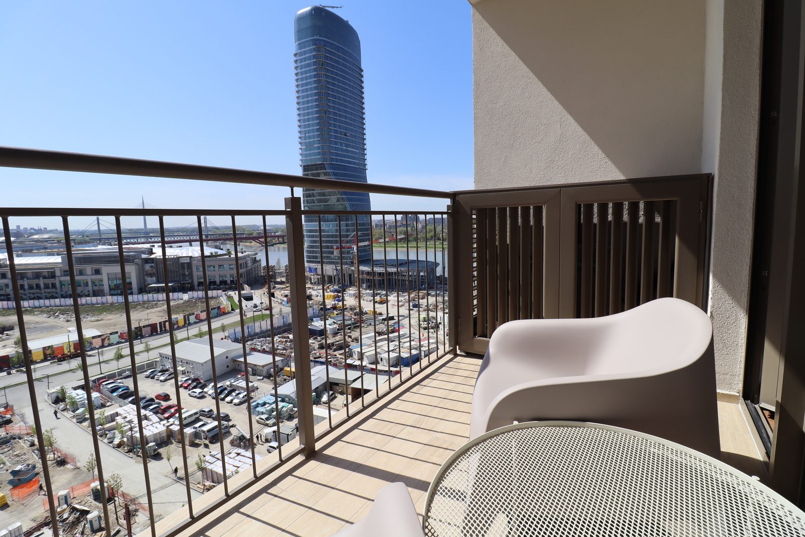 Balkon Superior apartmana sa pogledom na Kulu Beograd